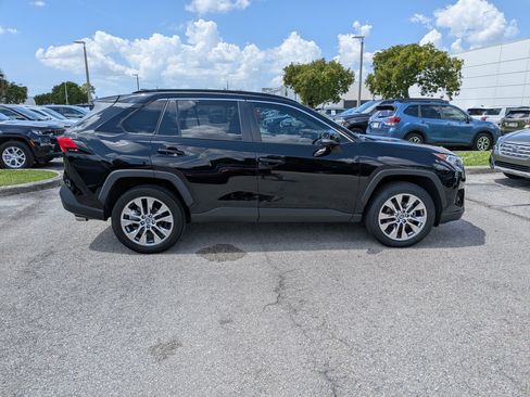 Used 2020 Toyota RAV4 XLE Premium FWD image 3