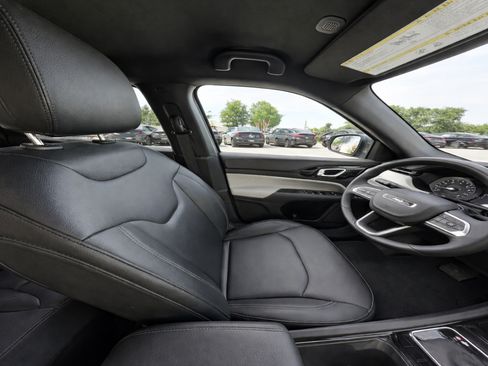 Used 2025 Jeep Compass Limited AWD/4WD image 10