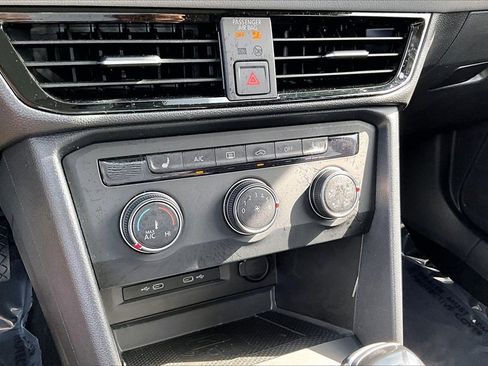 Certified 2022 Volkswagen Taos SE w/ Panoramic Sunroof Package image 16