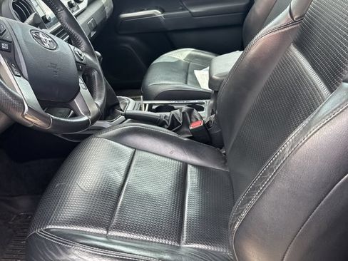 Used 2019 Toyota Tacoma TRD Off-Road w/ TRD Premium Off Road Package AWD/4WD image 8