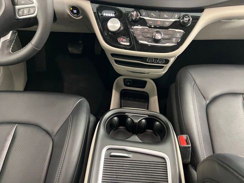 Used 2024 Chrysler Pacifica Touring-L image 16