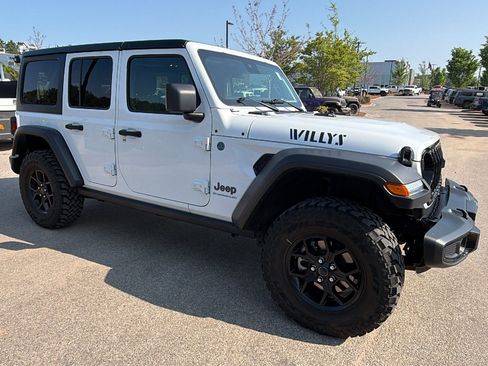 Used 2025 Jeep Wrangler Willys AWD/4WD image 5