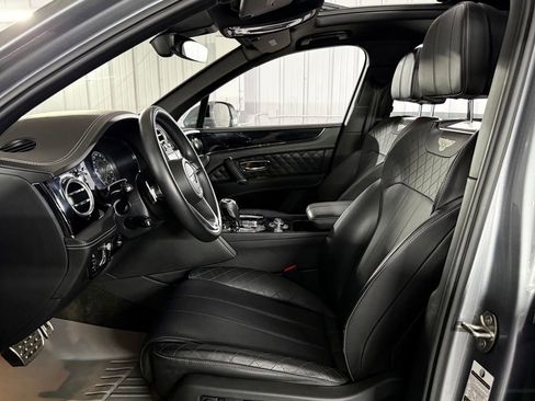 Used 2017 Bentley Bentayga AWD/4WD image 16