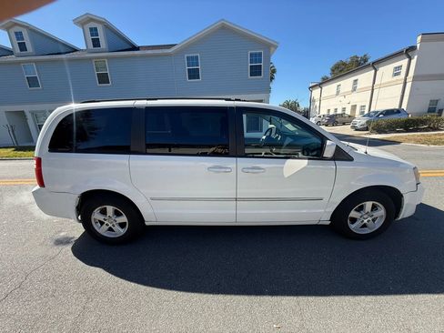 Used 2010 Dodge Grand Caravan SXT image 4
