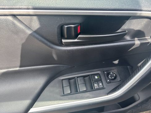 Used 2021 Toyota RAV4 LE AWD/4WD image 12