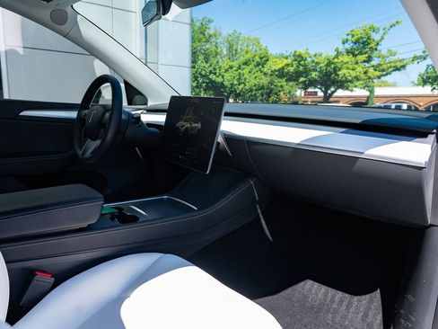 Used 2023 Tesla Model Y Long Range AWD/4WD image 23