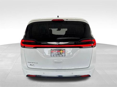 Used 2023 Chrysler Pacifica Touring-L FWD image 6