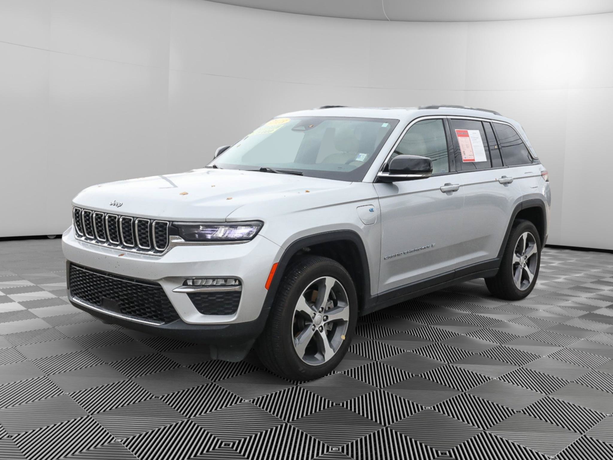 Used 2023 Jeep Grand Cherokee 4WD 4xe image 2