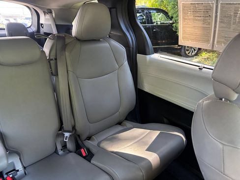 Used 2025 Toyota Sienna XLE FWD image 40