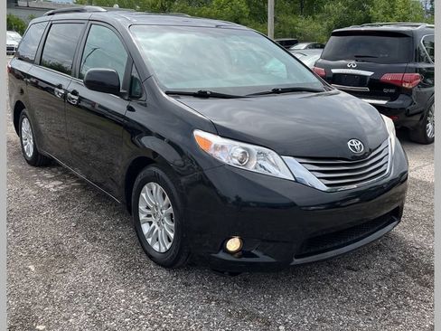 Used 2017 Toyota Sienna XLE w/ XLE Navigation Package FWD image 1