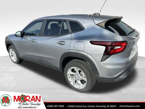 Used 2024 Chevrolet Trax LS w/ LS Convenience Package FWD image 3