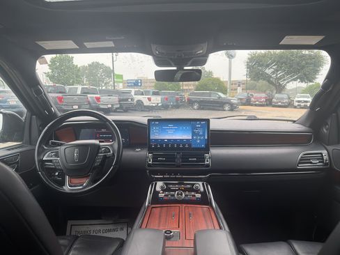 Used 2024 Lincoln Navigator Reserve AWD/4WD image 18
