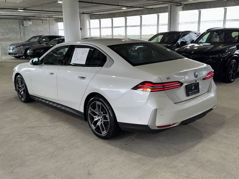 Used 2025 BMW i5 eDrive40i w/ Premium Package RWD image 6