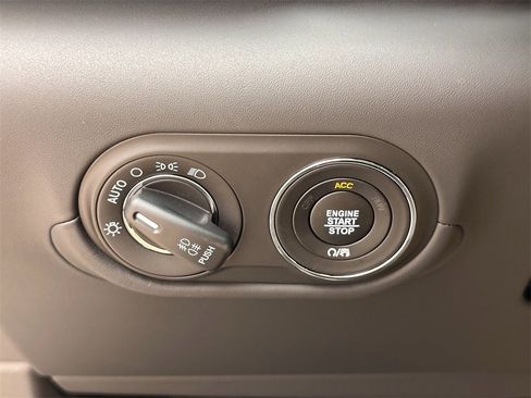 Used 2024 Maserati Levante GT Ultima image 35