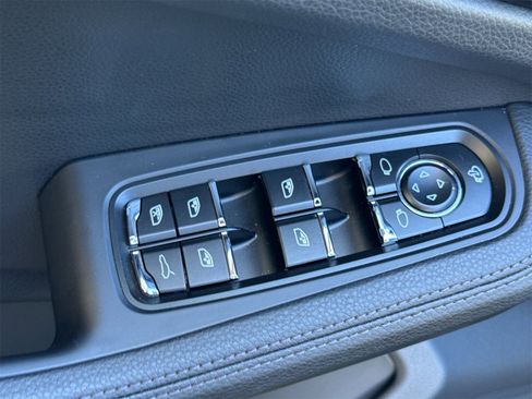 Used 2025 Porsche Macan image 13