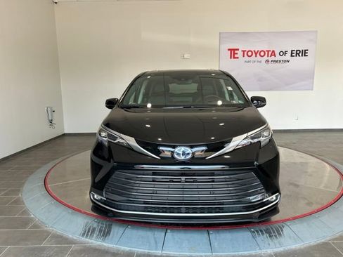 Used 2024 Toyota Sienna Platinum AWD/4WD image 2