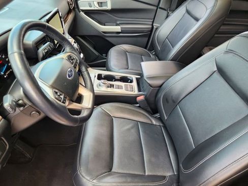 Used 2022 Ford Explorer Limited w/ Equipment Group 301A RWD image 12