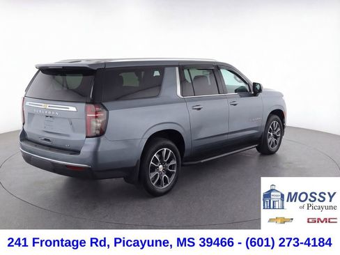 Used 2021 Chevrolet Suburban LT w/ LT Signature Package image 4