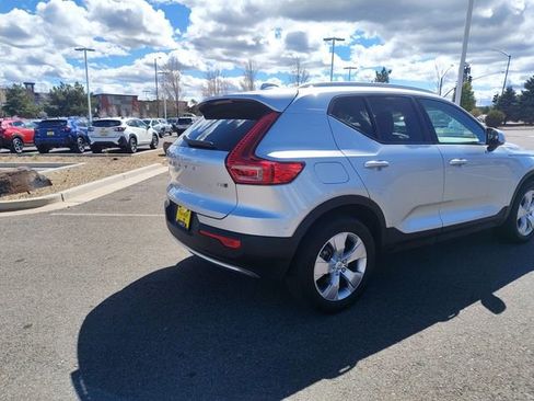 Used 2019 Volvo XC40 T5 Momentum image 3
