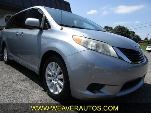 Used 2014 Toyota Sienna LE AWD/4WD image 1