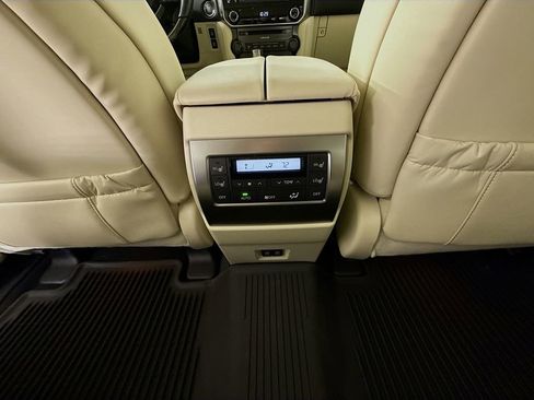 Used 2023 Lexus GX 460 Premium w/ Premium Package image 26