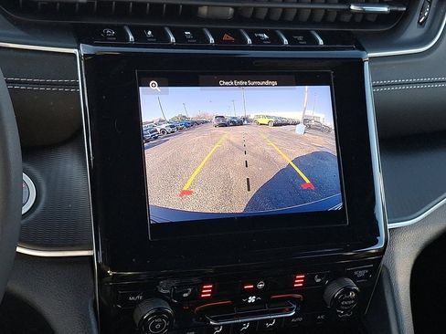 Used 2025 Jeep Grand Cherokee Altitude image 28