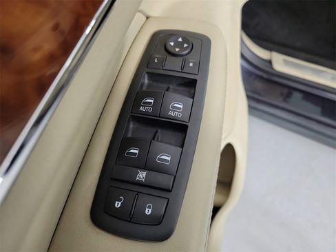 Used 2013 Jeep Grand Cherokee Limited w/ Luxury Group II image 19