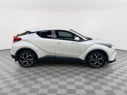 Used 2018 Toyota C-HR XLE image 2