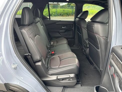 Used 2026 Honda Pilot Black Edition image 12