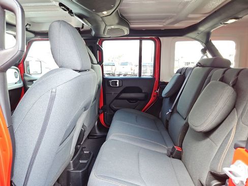 Used 2025 Jeep Wrangler Unlimited Sahara AWD/4WD image 27