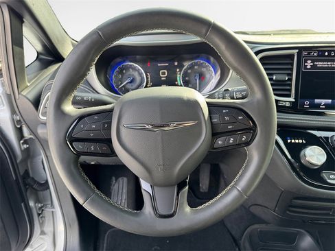 Certified 2022 Chrysler Pacifica Touring-L w/ S Appearance Package image 14