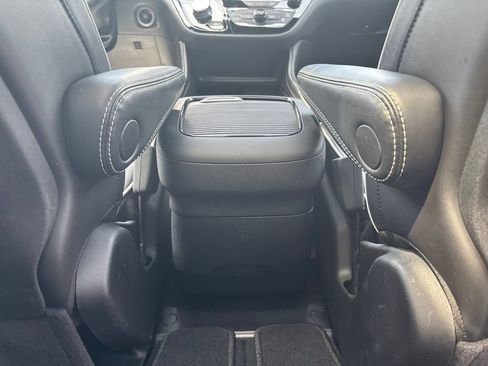 Used 2025 Chrysler Pacifica Limited FWD image 19