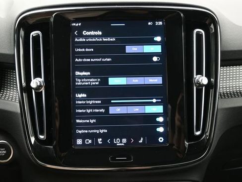 Used 2024 Volvo XC40 B5 Plus image 17