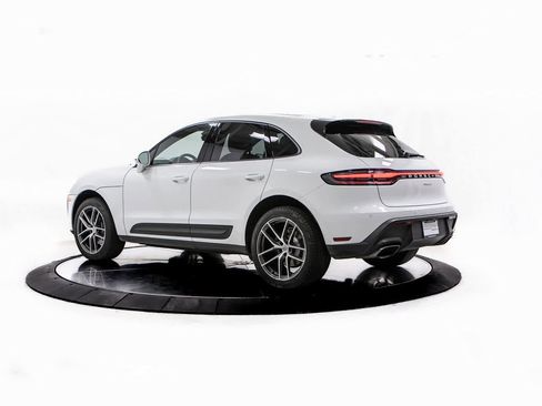 Certified 2022 Porsche Macan image 3