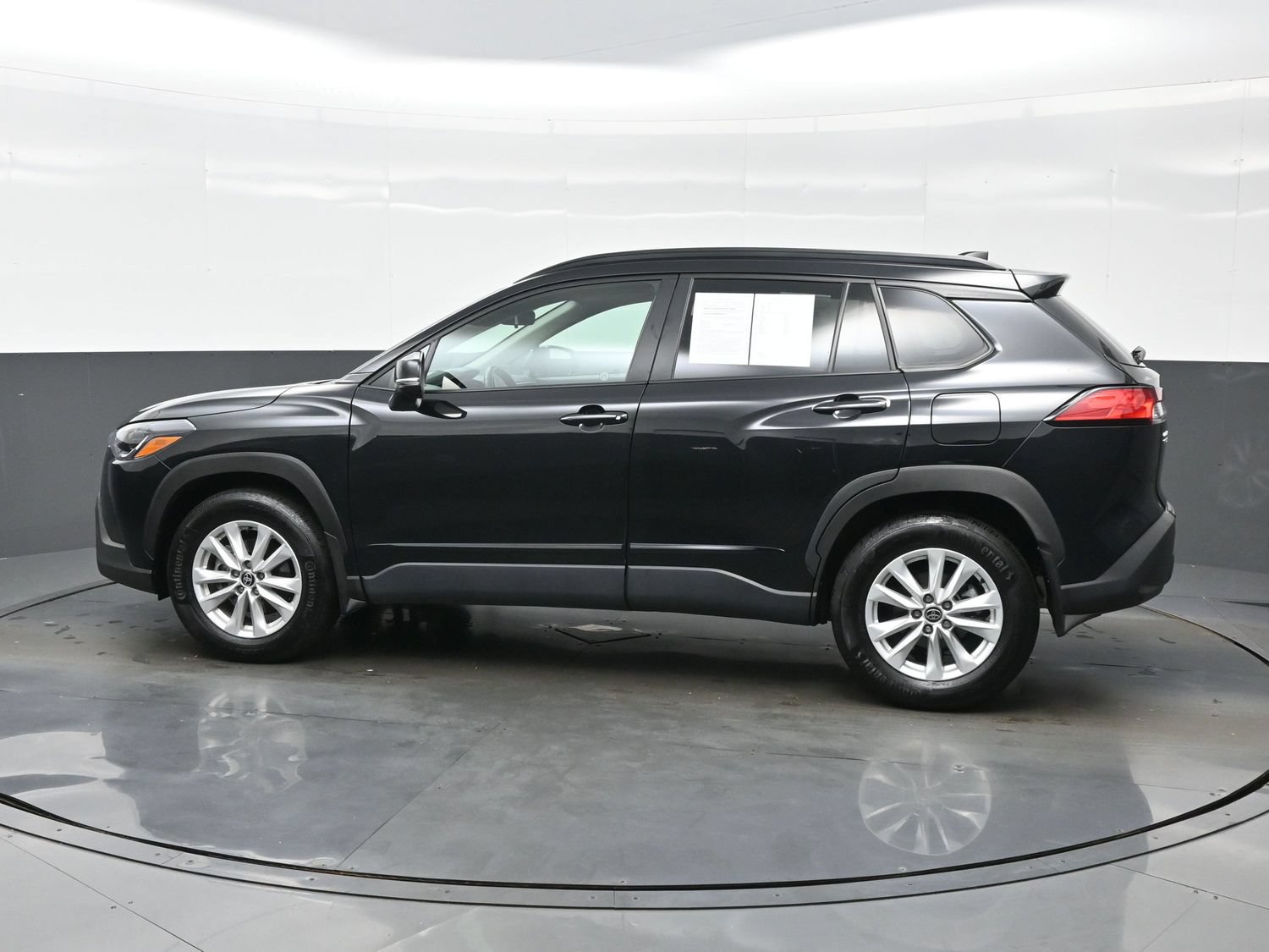 Used 2023 Toyota Corolla Cross LE AWD/4WD image 3