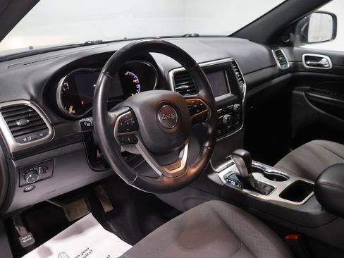 Used 2019 Jeep Grand Cherokee Laredo AWD/4WD image 16