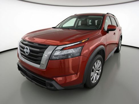 Used 2025 Nissan Pathfinder SV image 3