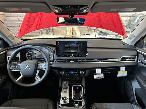 New 2025 Mitsubishi Outlander SE image 23