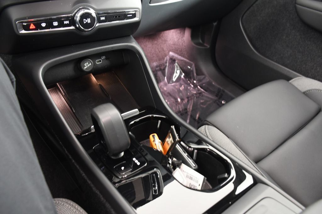 Used 2023 Volvo C40 Recharge Core AWD/4WD image 34
