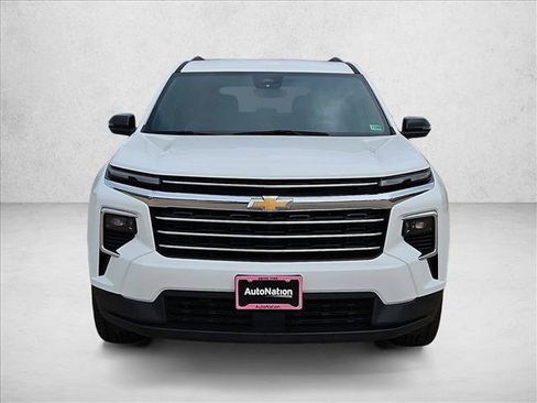 Used 2024 Chevrolet Traverse LT FWD image 2