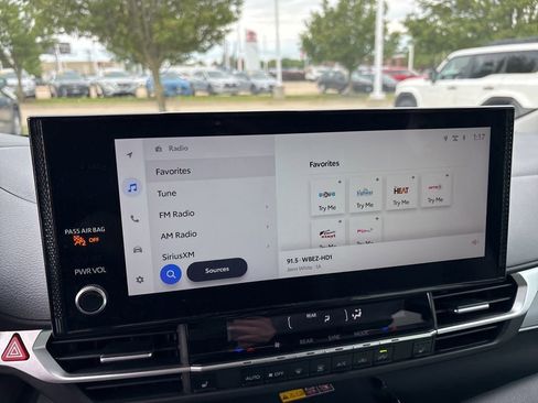 Used 2025 Toyota Sienna XLE FWD image 17