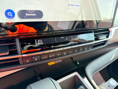 Certified 2025 Toyota Sienna Limited image 17