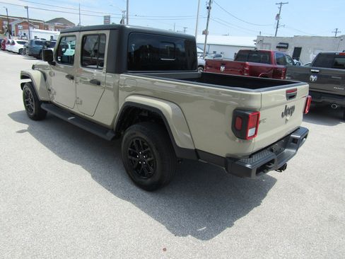 Used 2022 Jeep Gladiator Sport AWD/4WD image 5