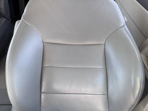 Used 2011 Volkswagen Routan SEL FWD image 13