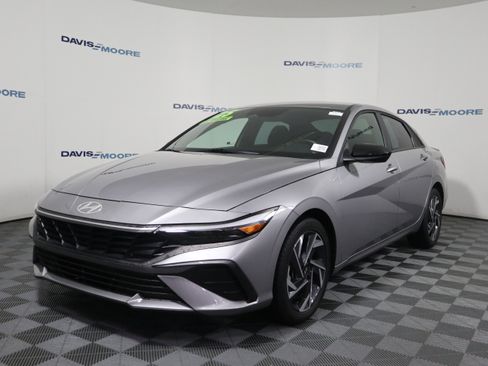 Used 2025 Hyundai Elantra Sport FWD image 11