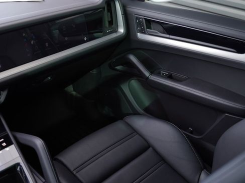Used 2025 Porsche Cayenne GTS image 20