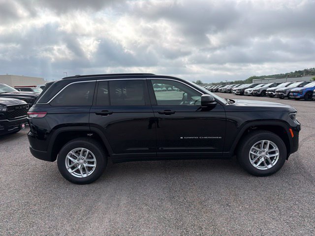 New 2026 Jeep Grand Cherokee Laredo AWD/4WD image 2