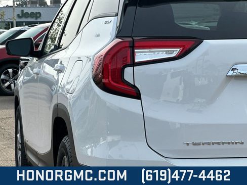 Used 2024 GMC Terrain SLT image 32