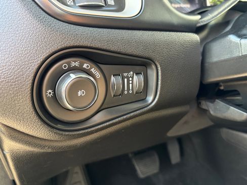 Used 2017 Jeep Renegade Latitude AWD/4WD image 17
