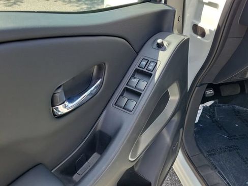 Used 2025 Nissan Frontier SV w/ SV Convenience Package RWD image 5